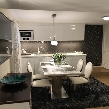 Z Prywatnym, Krytym Basenem