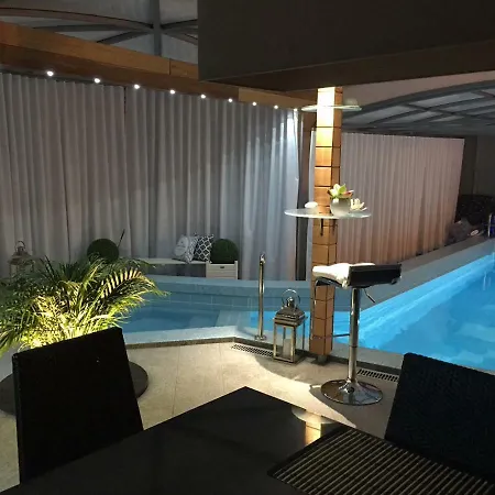 Z Prywatnym, Krytym Basenem